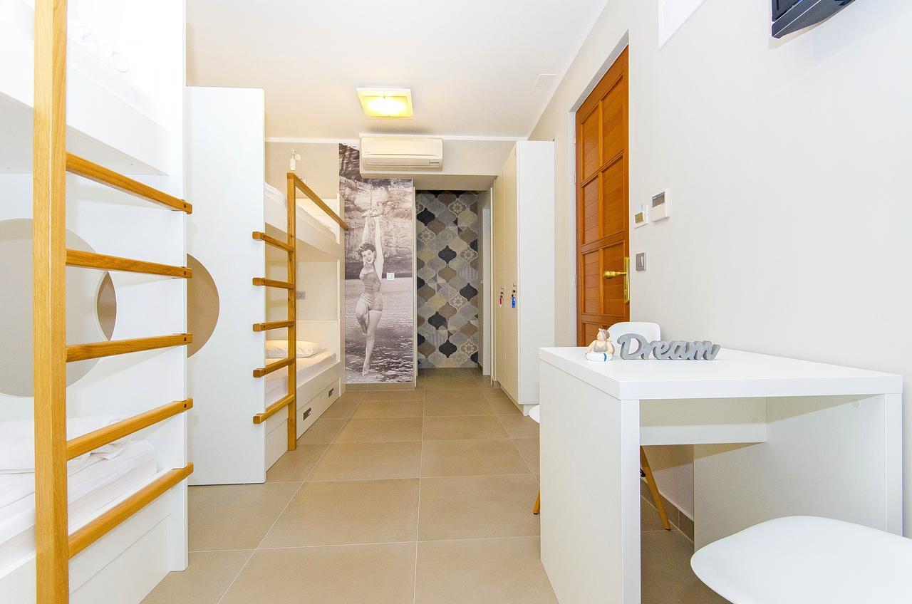 Bed 4-Bed Dormitory Room Private Bathroom